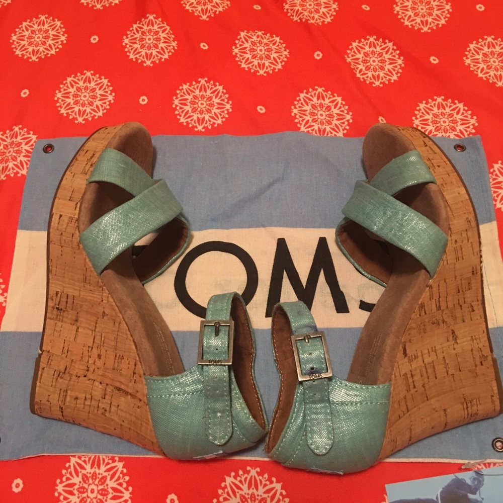 TOMS NWOT SZ 7 WEDGE SANDALS . FLAG INCLUDED . BOX NOT INCLUDED. - Picture 5 of 14